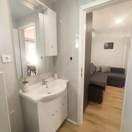 Mobile Homes Lila & Pina - Pool Access, Beachfront In בית נופש