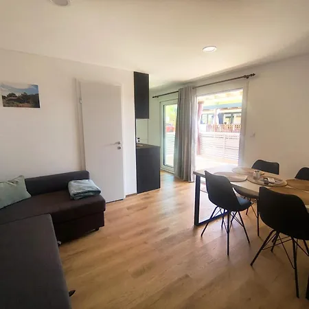 Mobile Homes Lila & Pina - Pool Access, Beachfront In * פריבלאקה