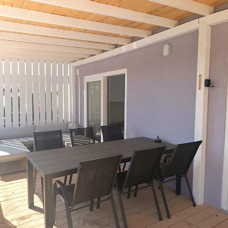 Mobile Homes Lila&pino - Pool Access, Beachfront In Privlaka (Zadar)