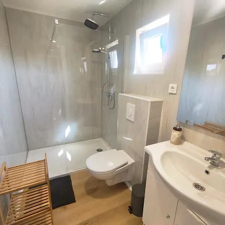 Ferienhaus Mobile Homes Lila & Pino - Pool Access, Beachfront In Privlaka (Zadar)