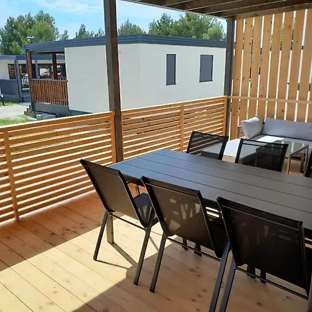 בית נופש Mobile Homes Lila & Pina - Pool Access, Beachfront In